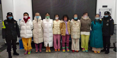 警方现场抓获8名犯罪嫌疑人，着装特异