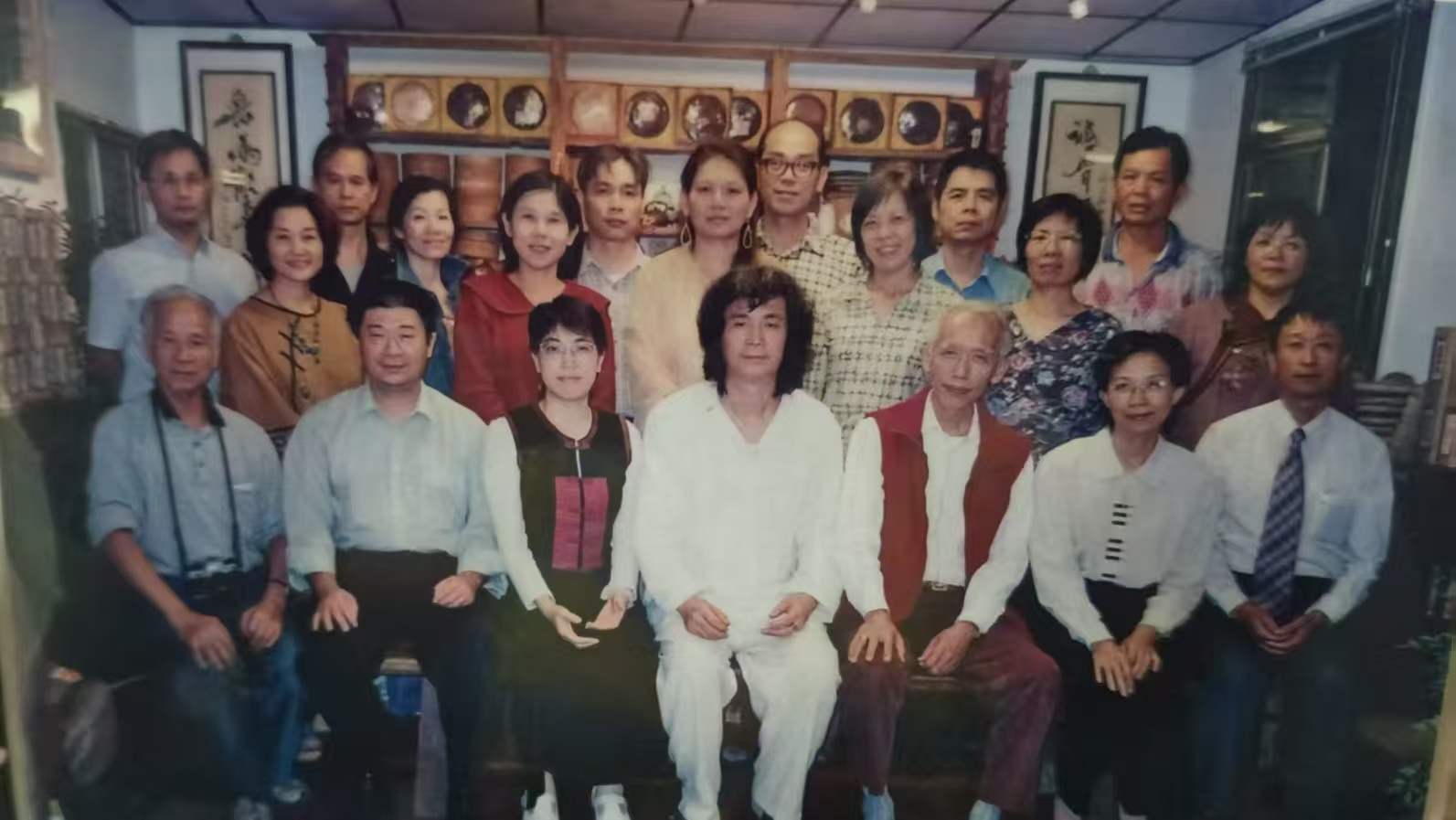 何在彬身后穿黄色衣服的是他的前妻