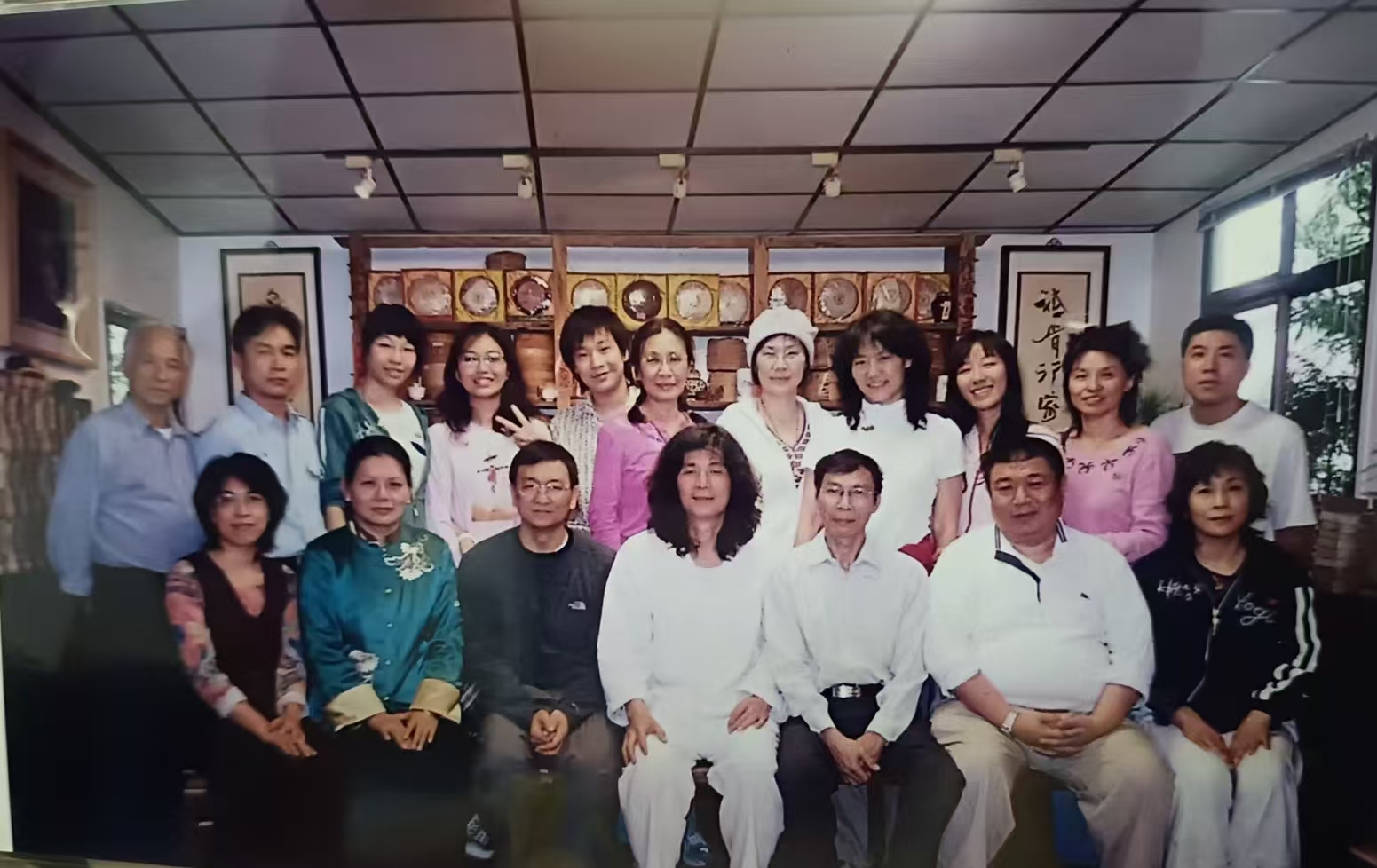 后排左起第四个是何在彬的女儿何重渔