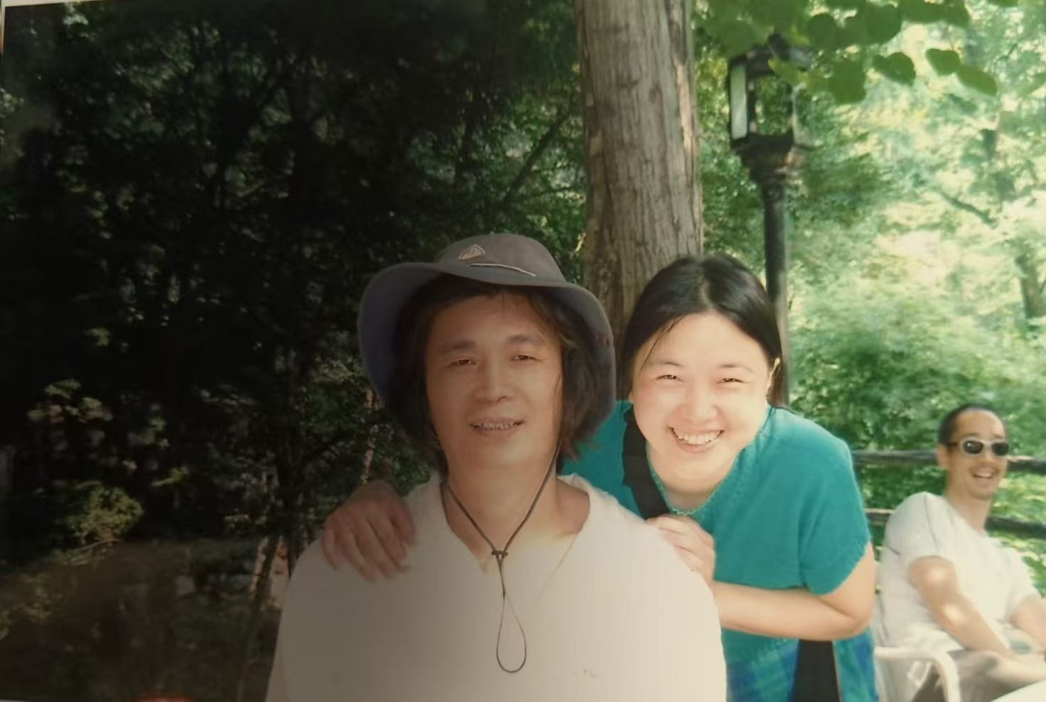 行家茶道研究会早期照片4：何在彬（左）和南昌店家“云声”，后面那位疑似李易祥