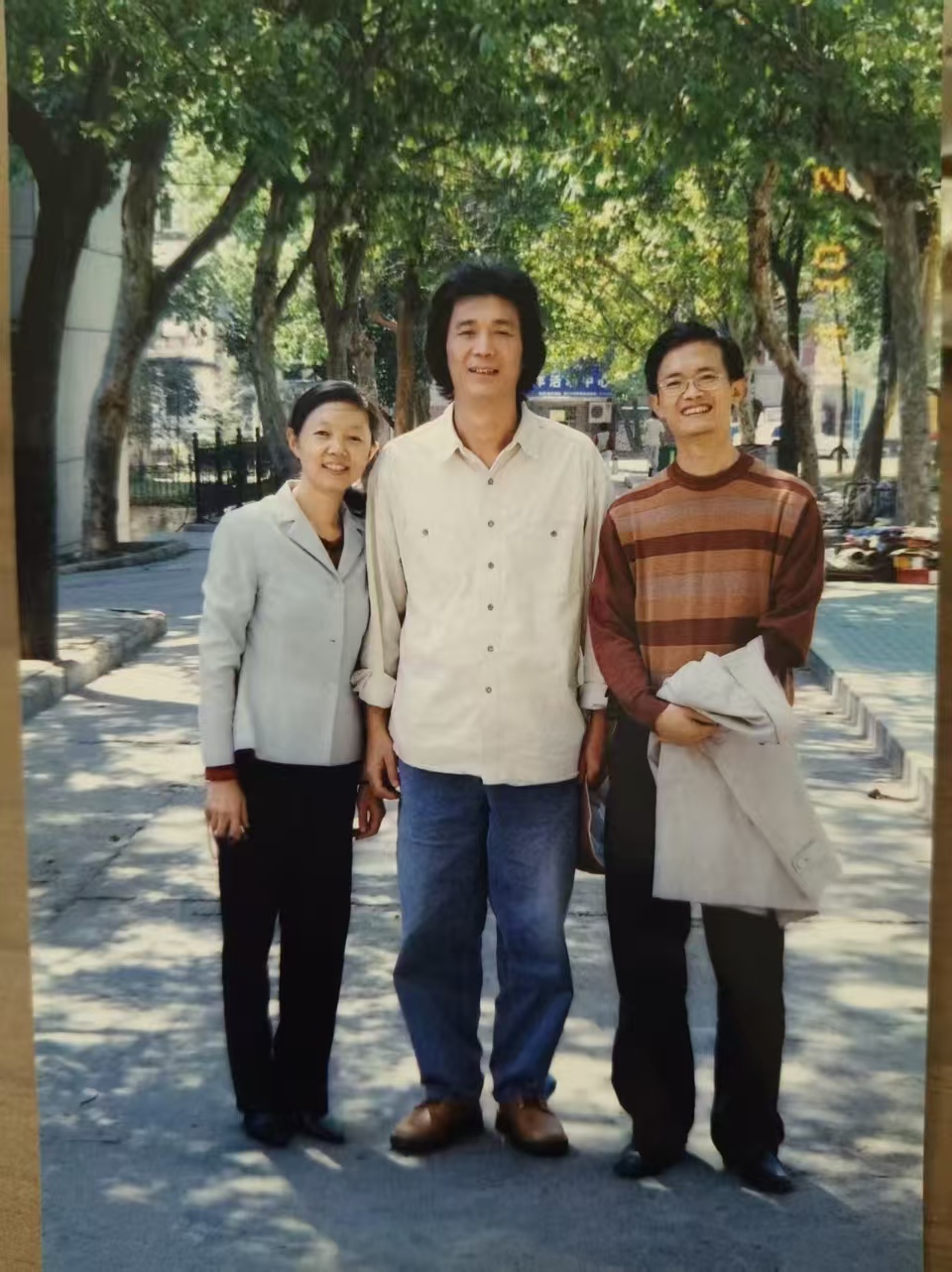 行家茶道研究会早期照片6：何在彬（中）与武汉店家“福昌”（右，已自杀身亡）及其妻子“紫林”（左）