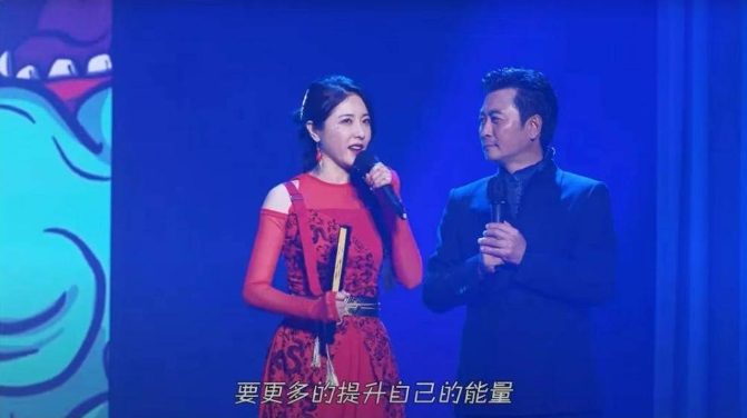 曾黎在茶会舞台上分享心得