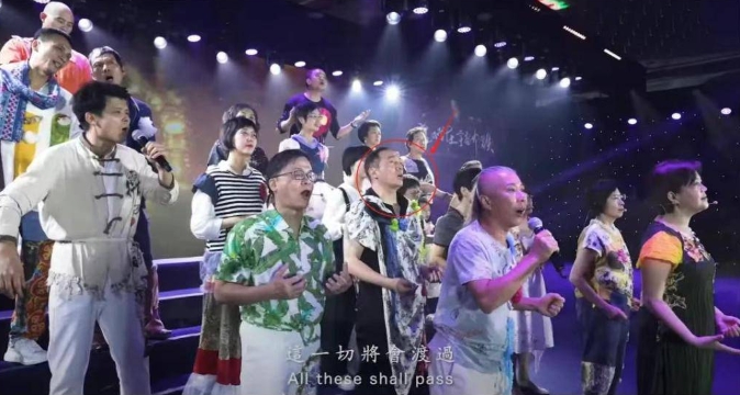曾黎的前男友李易祥和茶友们一起合唱会歌