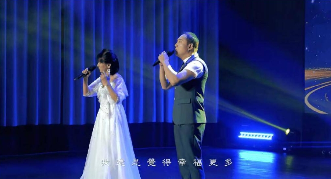 李易祥和黄俊鹏妻子黄芝一起合唱
