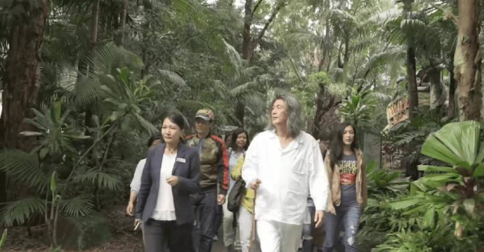 曾黎（最右）跟随会长何在彬的脚步前进
