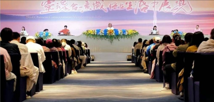 行家茶国际茶会现场情况（会长左边橙色衣服的是黄俊鹏）