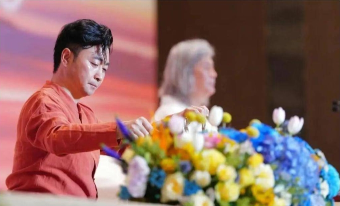“行家茶”国际茶会中的黄俊鹏