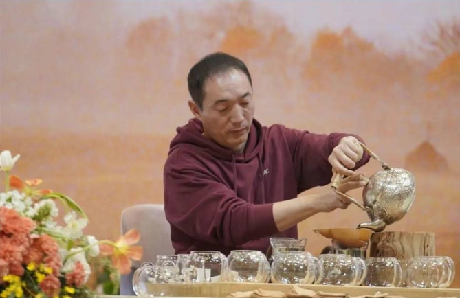 “行家茶”国际茶会中的李易祥