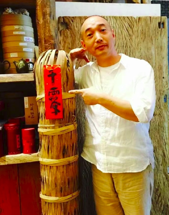 注意看，二人的茶馆里都有“行家茶道”特供的“千两茶”